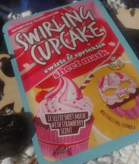 Maxbrands Marketing B.V. Swirling cupcake swiris&sprinkles, nawilzakaca maska w plachcie truskawka