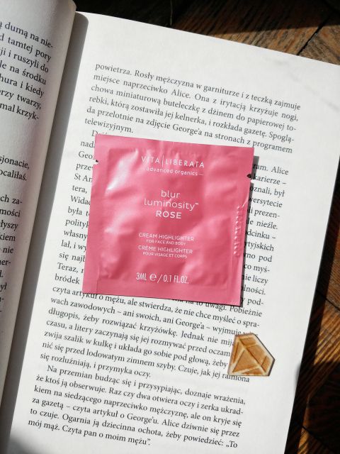 Vita Liberata Rozświetlacz do twarzy i ciała, Kremowy, Blur Luminosity Rose