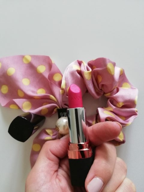 Pomadka do ust Avon Luminous Velvet odcień Garnet Flare