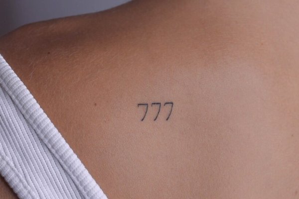 infoblog dresscloud Tatuaż 777 - co oznacza? Poznaj ukryte znaczenie i symbolikę