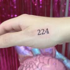 infoblog dresscloud Tatuaż cyfry - co oznacza? Poznaj ukryte znaczenie i symbolikę