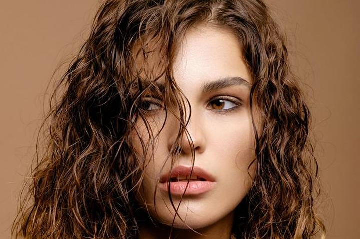 infoblog dresscloud Fryzura mokra włoszka - jak wygląda i jak ją zrobić w kilku prostych krokach?