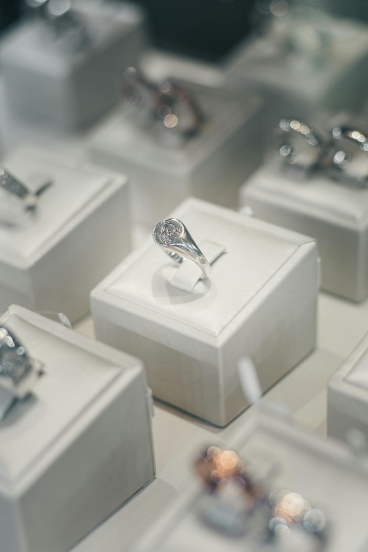 	pierścionki białe złoto w sklepie jubilerskim