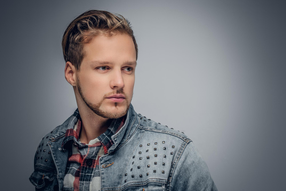 infoblog dresscloud Jakie są najlepsze fryzury do okrągłej twarzy męskiej? Oto kilka propozycji