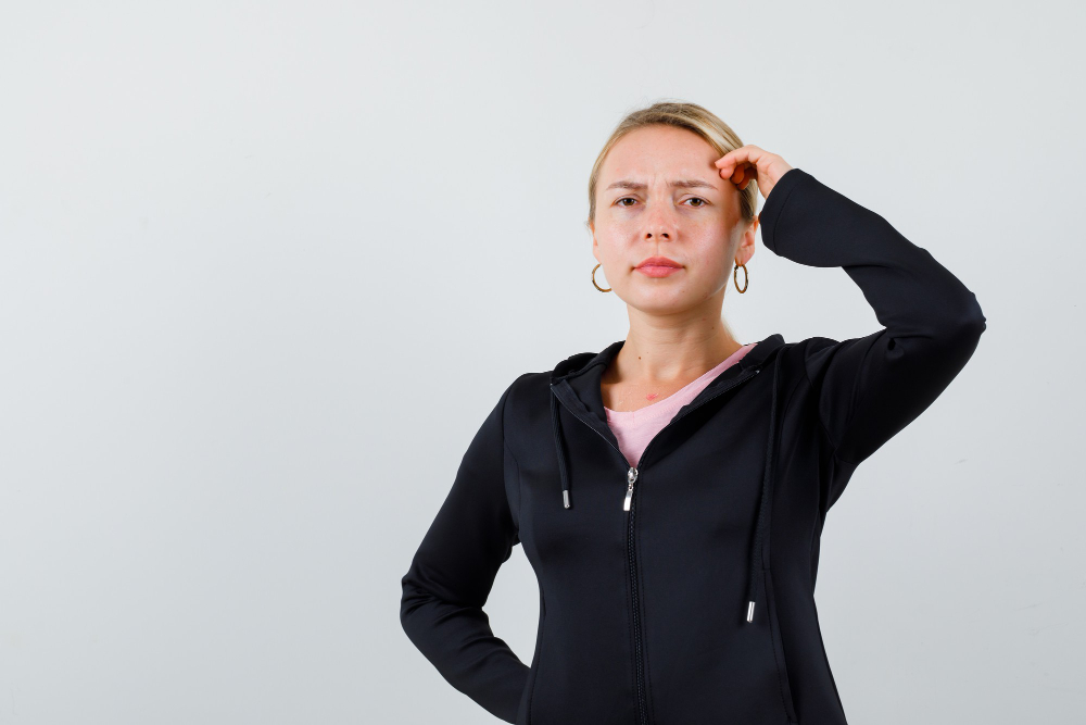 infoblog dresscloud Fryzury dla kobiet z wysokim czołem i zakolami - jakie warto nosić?