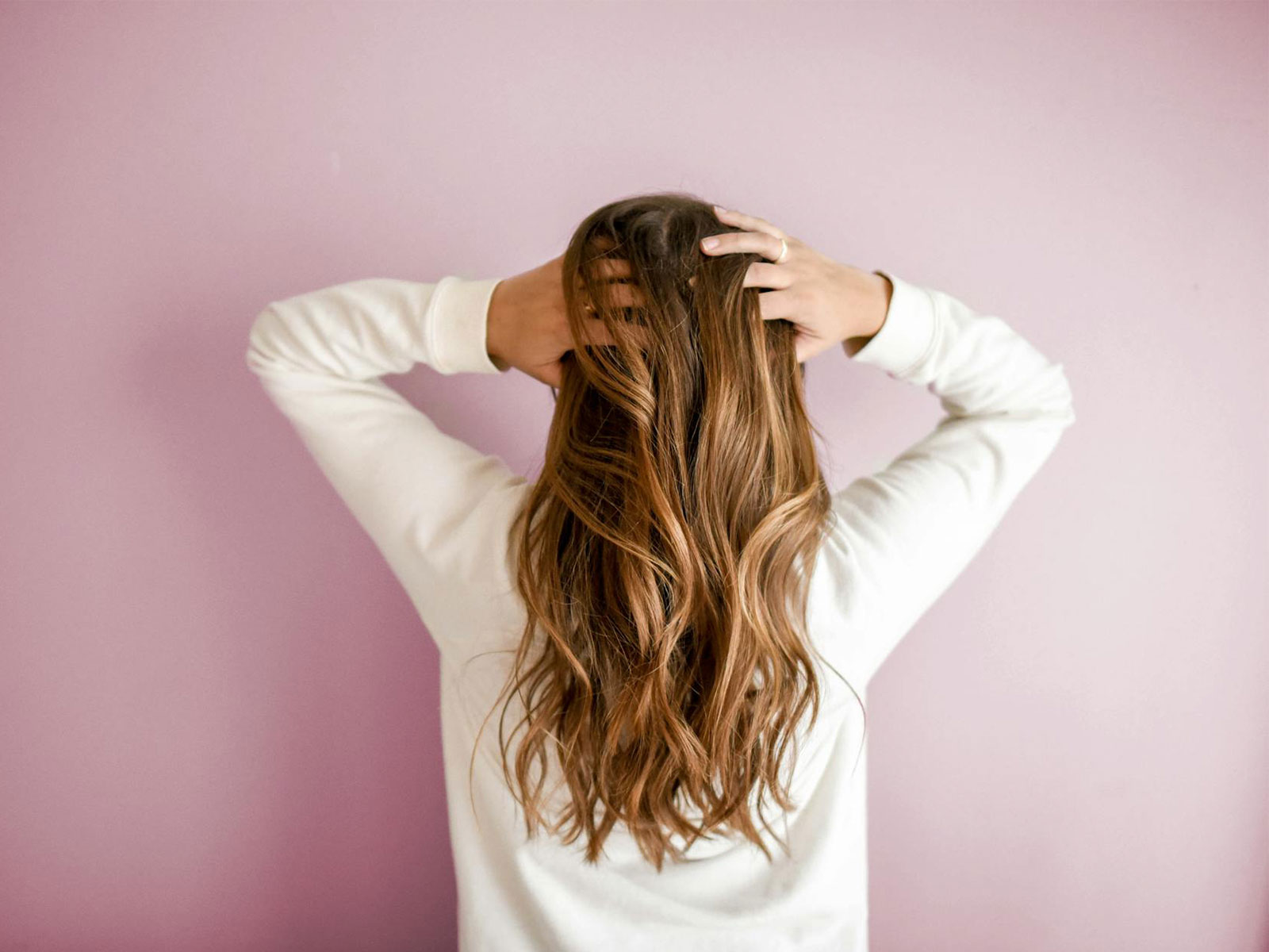 infoblog dresscloud Naturalne włosy vs. syntetyczne: co wybrać do doczepiania?