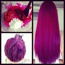 Różowe i fioletowe włosy.