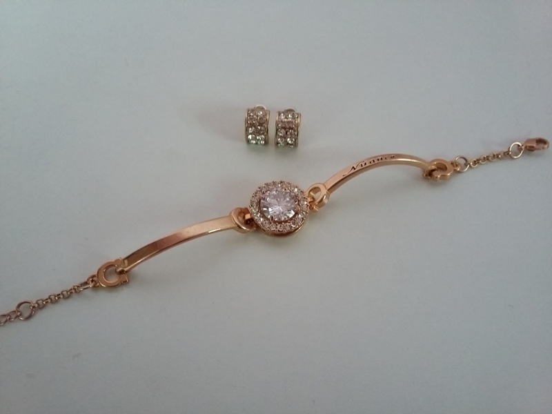 Wzorzysta sukienka - dodatki.