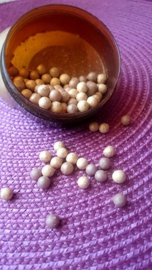 kosmetyki bronzery avon