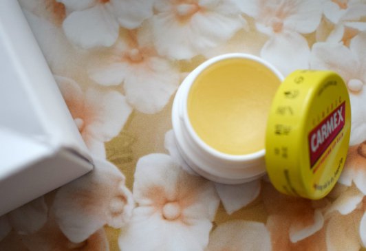 kosmetyki blyszczyki szminki pomadki carmex