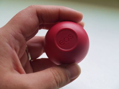 eos  balsam do ust lip balm pomegranate raspberry