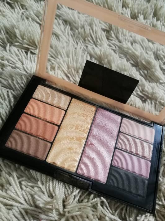 Paletka cieni i rozświetlaczy