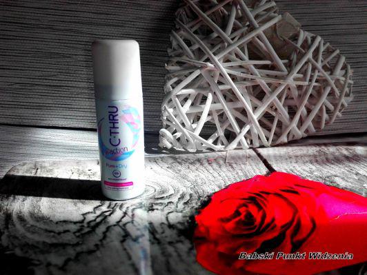 C-THRU Antyperspirant w sprayu, In action, Pure + Dry