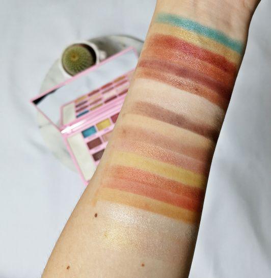 Makeup Revolution X Kisu Paleta Cieni i Rozświetlaczy‎.