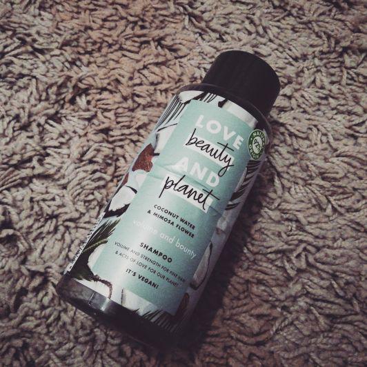 Love Beauty and Planet Szampon do włosów, Coconut Water & Mimosa Flower, Volume & Bounty
