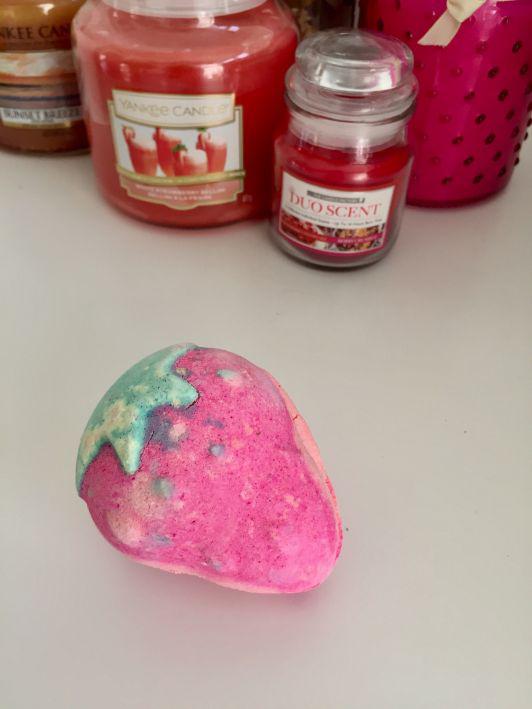 LUSH Kula do kąpieli, Strawberries and Cream