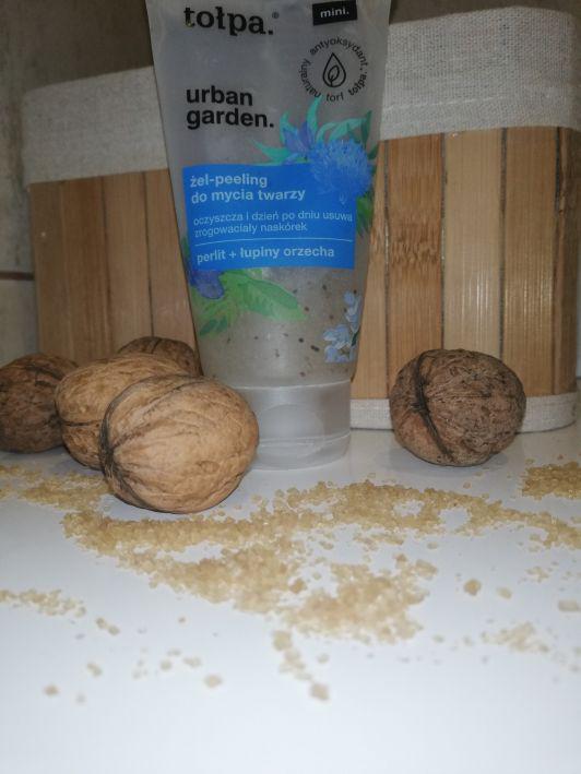 Tołpa Urban Garden, Żel-peeling do mycia twarzy, Perlit + łupiny orzecha