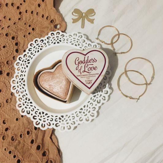 różowy rozświetlacz