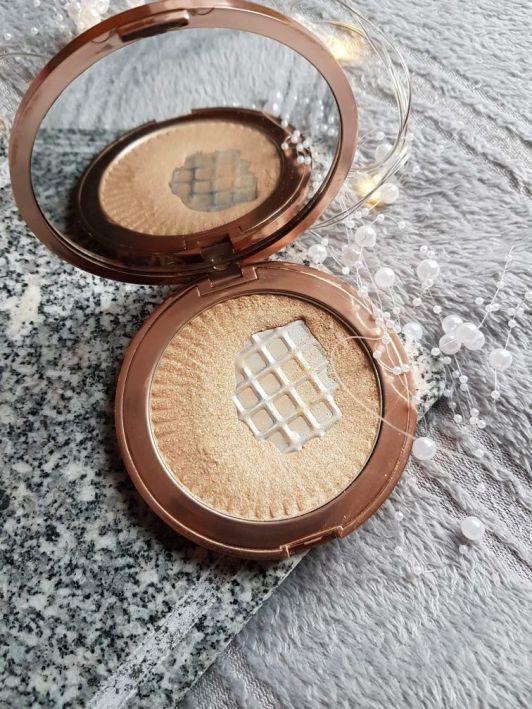 Makeup Revolution Rozświetlacz do twarzy, Skin Kiss, Złoty