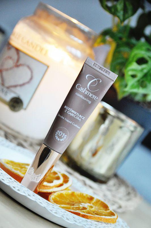 Cashmere Rozświetlacz do twarzy z gąbeczką, Contouring, nr 01 Golden Beige