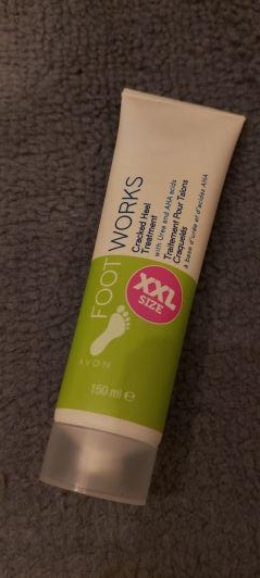 Avon Foot Works, Krem do pięt, Zmiękczający zrogowacenia i odciski, Z kwasami AHA