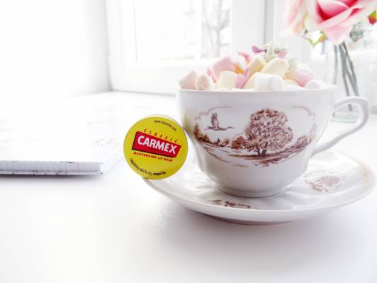 kosmetyki blyszczyki szminki pomadki carmex