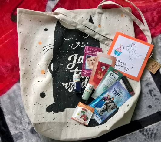 kosmetyki paczuszki kosmetyczne cien