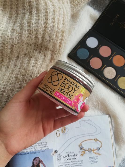 Biolove Pianka peelingująco - myjąca, Smoczy owoc 