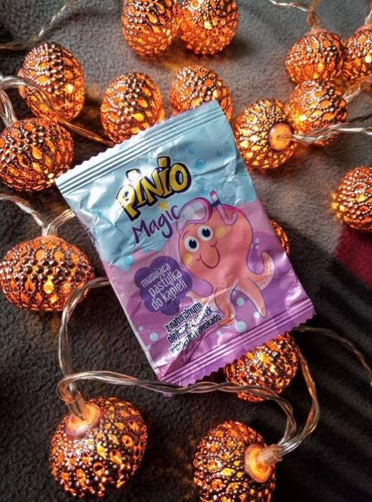 Pinio Musująca pastylka do kąpieli, z naturalnymi olejkami z pestek winogron i awokado