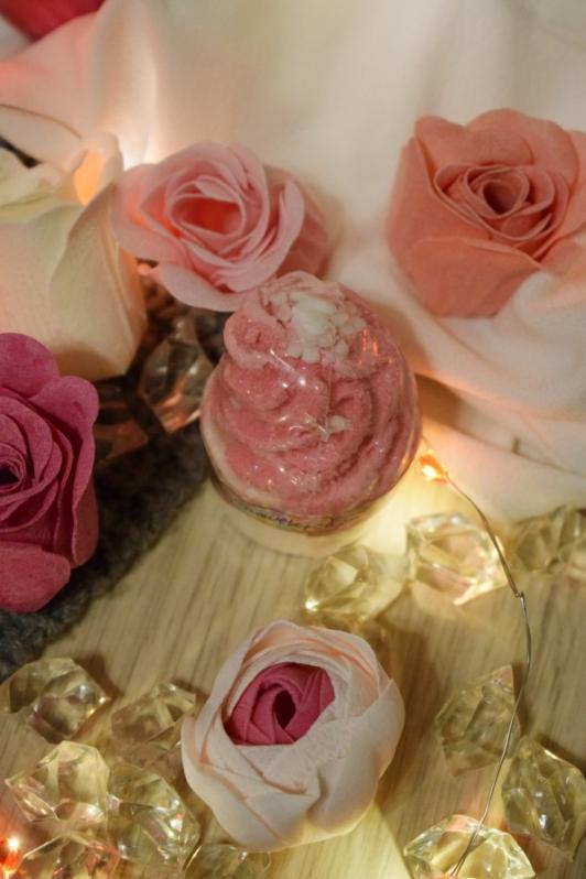 babeczka do kąpieli bomb cosmetics płatki śniegu różowa