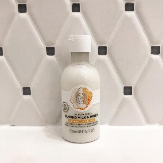 The Body Shop Żel pod prysznic, Almond milk & Honey, Mleko migdałowe i miód