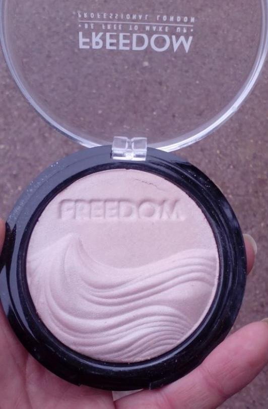 Freedom Makeup London Rozświetlacz do twarzy, BRIGHTEN