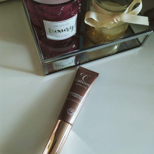Cashmere Rozświetlacz do twarzy z gąbeczką, Contouring, nr 02 Rose Beige