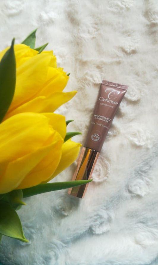 Cashmere Rozświetlacz do twarzy z gąbeczką, Contouring, nr 02 Rose Beige