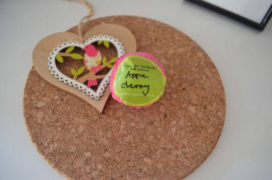 Bomb Cosmetics, musująca bomba do kąpieli, apple cherry 