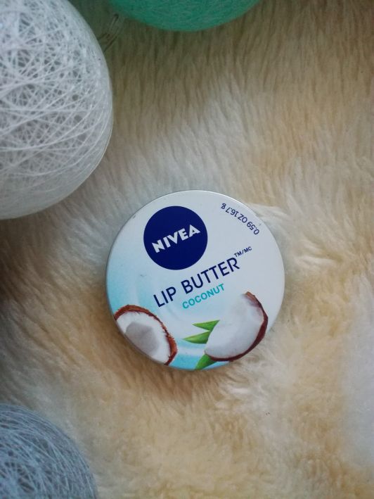 kosmetyki blyszczyki szminki pomadki nivea