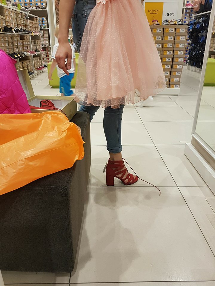 Różowa sukienka czerwone buty..