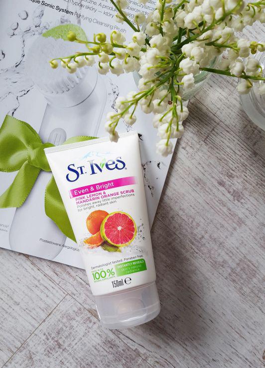 St. Ives Scrub do twarzy Even & Bright, Pink Lemon & Mandarin Orange