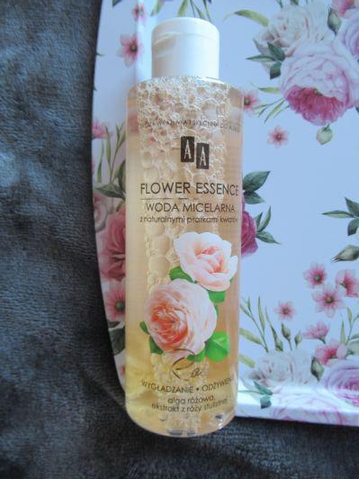 AA, Flower Essence, Woda micelarna z naturalnymi płatkami kwiatów `Alga różowa i ekstrakt z róży stulistnej`