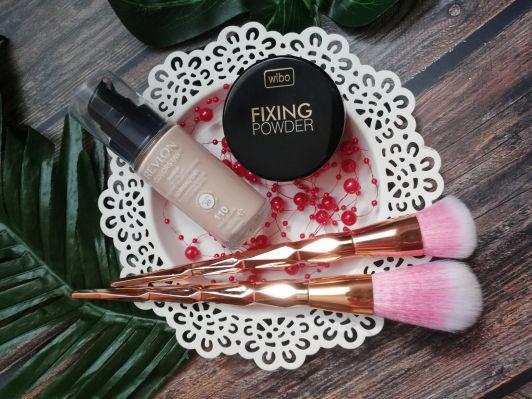 Podkład, puder i pędzle do makijażu