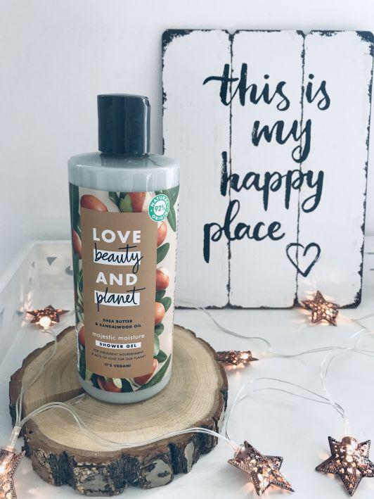 Love Beauty and Planet It's Vegan!, Żel pod prysznic, Majestic Moisture, Z masłem shea i olejkiem z drzewa sandałowego