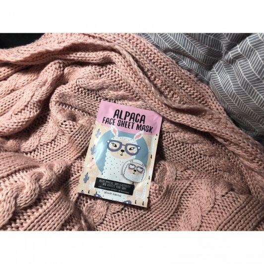 Maska z alpaką action