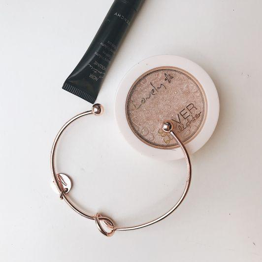 Lovely Silver Highlighter, rozświetlacz do twarzy o chłodnym odcieniu