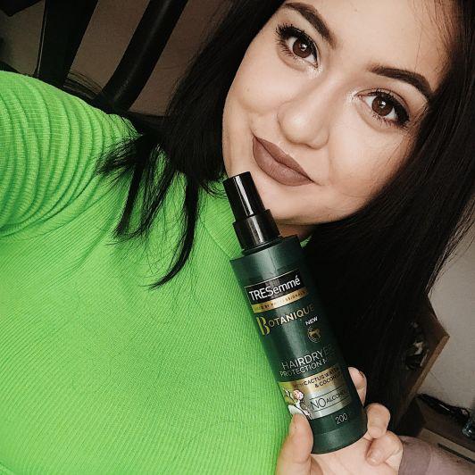 TRESemmé Botanique, termoochronny spray do włosów. Z wodą z kaktusa i kokosem