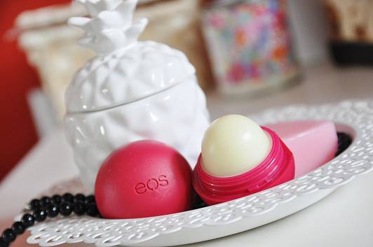 kosmetyki blyszczyki szminki pomadki eos