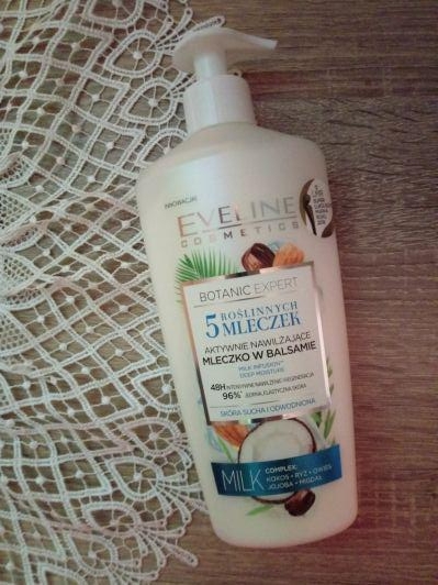 Eveline Eveline, Botanic Expert, Aktywnie nawilżające mleczko w balsamie do ciała 5 roślinnych mleczek