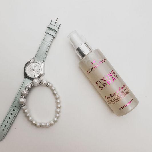 Makeup Revolution Fixing Spray, Utrwalacz do makijażu w sprayu, Cookies & Cream