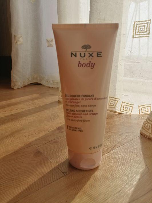 NUXE Body, Gel douche foundant-kremowy żel pod prysznic z płatkami kwiatów pomarańczy i migdałowca