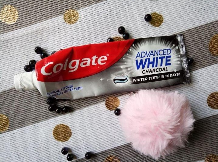 Colgate Pasta do zębów, Advanced White, Charcoal