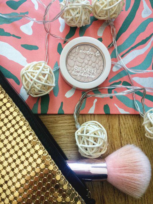 Lovely Silver Highlighter, rozświetlacz do twarzy o chłodnym odcieniu
